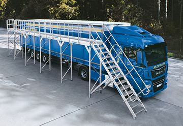 Mit der Bühne lässt sich das Dach von LKWs leicht von Eis befreien.