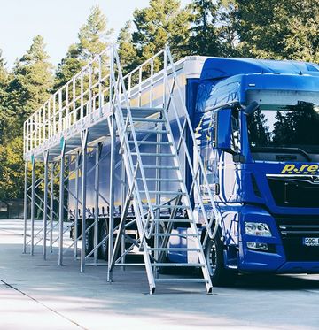 Mit der Bühne lässt sich das Dach von LKWs leicht von Eis befreien.