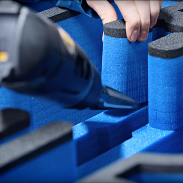 Endmontage der Schaumeinsätze für die ZARGES Aluminiumkisten. Endmontage der Schaumeinsätze für die ZARGES Aluminiumkisten.