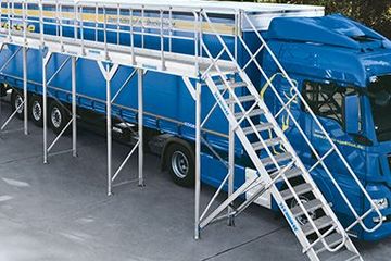 Mit der Bühne lässt sich das Dach von LKWs leicht von Eis befreien.