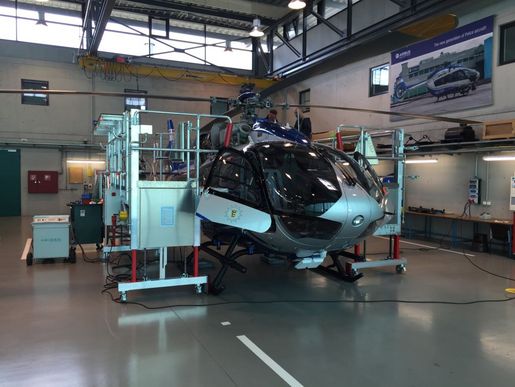 Arbeitsbühne zur Wartung eines Hubschraubers.