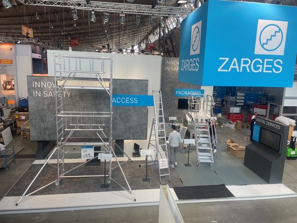 Messestand von ZARGES mit Produktbeispielen, wie Gerüst, Stehleiter, Podesttreppe und Kisten