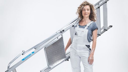 Frau hält eine ZARGES ZAP Neo S in ihrem Arm