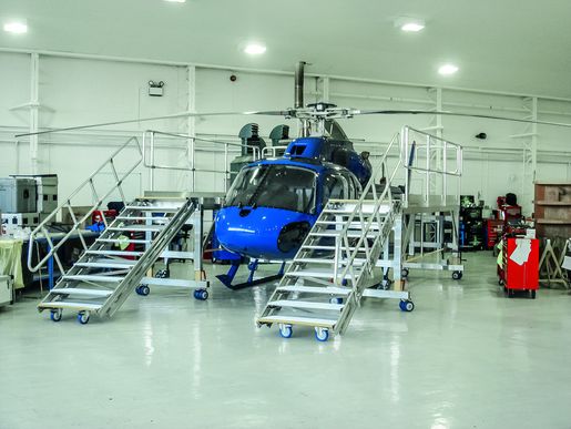 Speziellangefertigte ZARGES Wartungsbühne für Hubschrauber