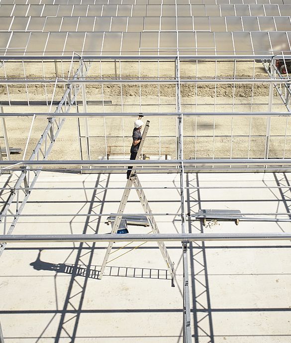 Arbeiter bei Wartungsarbeiten auf einer ZARGES Skymaster