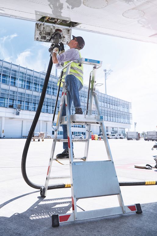 Arbeiter betankt Flugzeug auf einer ZARGES Betankungsbühne