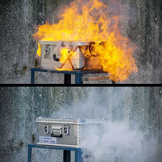 Oben eine x y Aluminium Kiste, welche aufgrund der in Brandgekommenen Lithium-Ionen-Akkus Feuergefangen hat. Im Vergleich zu der ZARGES Akku Safe, welche das Feuer nicht austreten lässt. Rauch tritt aus.