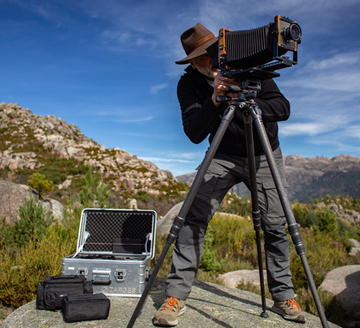 Ein Fotograf nutzt ZARGES Kisten als sichere Verpackung für sein sensibles Equipment.
